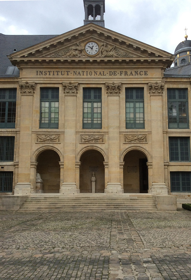 Вход в библиотеку Мазарини через здание Института Франции