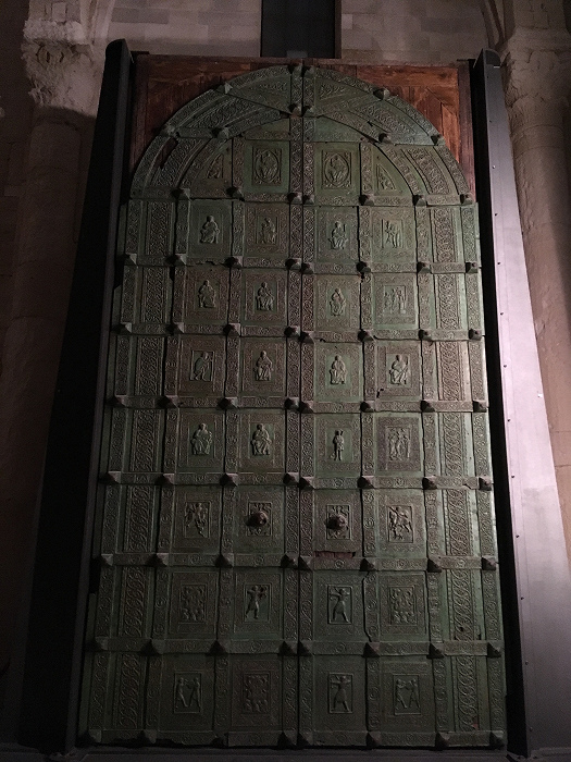Трани. Собор Николая Пилигрима. Бронзовые ворота, выполненные Баризано из Трани.
