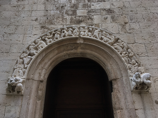 Барлетта. Собор Санта-Мария-Маджоре.  Боковой портал западного фасада.